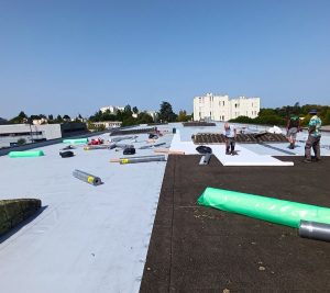 Photo pendant la pose de la membrane PVC, réfection étanchéité