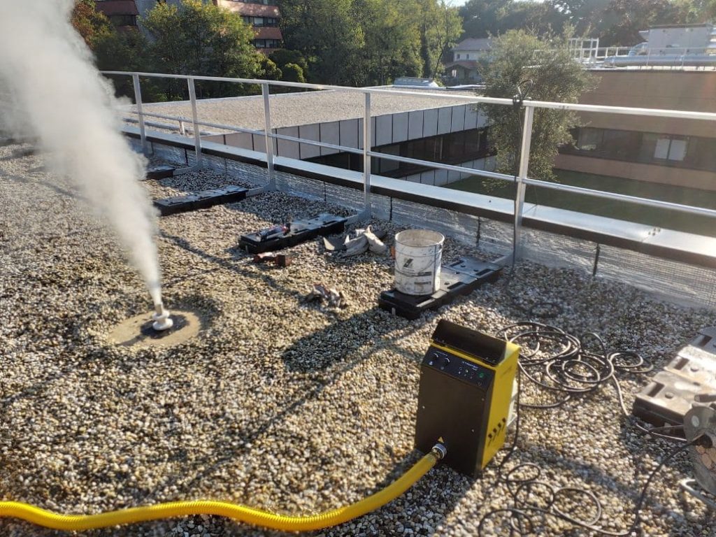 Utilisation de fumigène pour trouver une fuite de toit